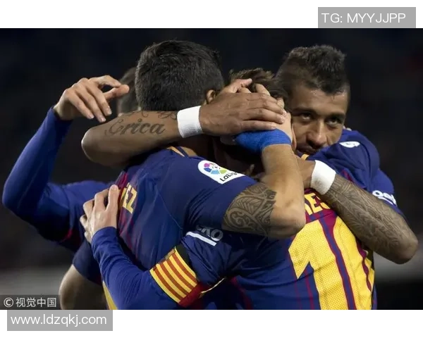 世体：巴萨球员初次踏上新诺坎普的草坪，进行练习并合影留念